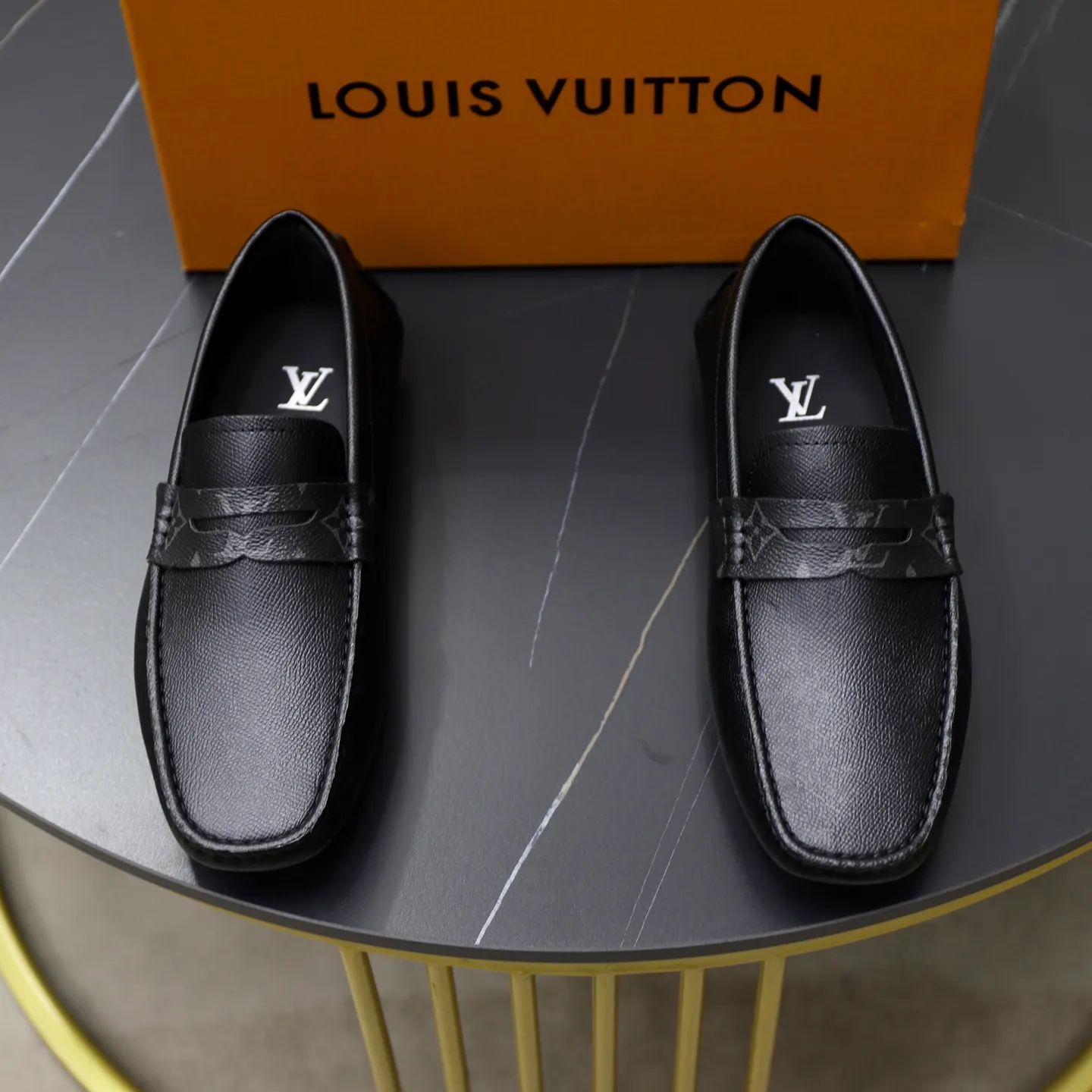 Ex-factory price: 460💰【LV】Louis Vuitton ⚠️High-end men’s driving and pedal series ⚠️38-44 (customized for 45) ⚠️All original cowhide leather! Thick and soft! Made entirely of calfskin lining! Rubber sheet anti-slip beanie sole! Three-dimensional package technology! Fashionable and classic! Handicrafts! Original high quality! Feel free to compare!